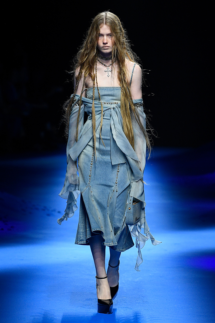 the Blumarine woman moves with the waves of her moods, and is 