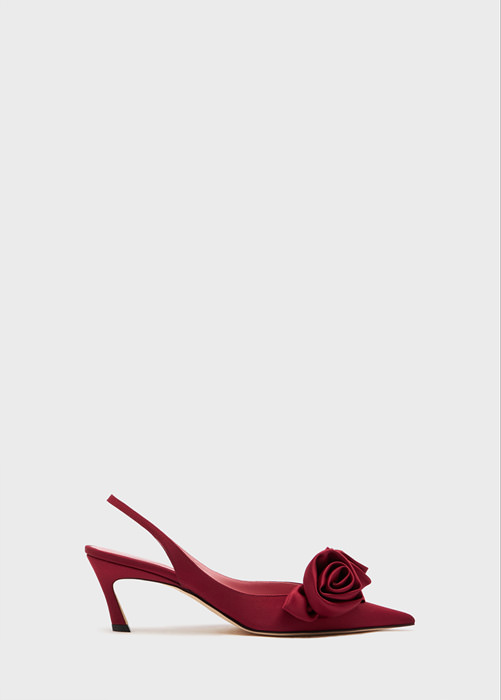 Slingback pumps with roses.